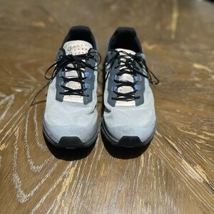 Women On Cloudvista trail running shoes in a light gray colorway size 8